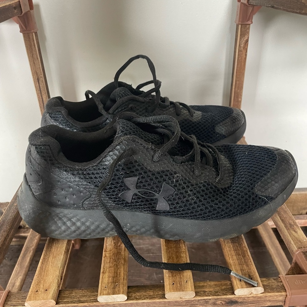 Under Armour Black Athletic Shoes with Breathable Mesh and Sleek Design